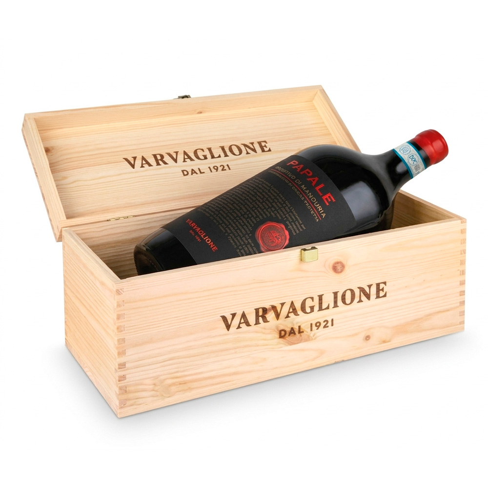 Il Papale Primitivo di Manduria DOP di Varvaglione è un rosso dal fascino mediterraneo, capace di esprimere nel calice tutta l'intensità e il calore del sole pugliese. Si presenta alla vista con un colore rosso carico, profondo, acceso da luminosi e intensi riflessi violacei. Al naso sprigiona un bouquet ricco e avvolgente: decisi sentori di frutti di bosco in confettura — mora, ciliegia, ribes nero e lampone — si intrecciano a morbide ed eleganti note di vaniglia, cioccolato e liquirizia sul finale. Al palato l'impatto è energico ma setoso: un sorso caratterizzato da grande morbidezza, rotondità e calore, ben supportato da un tannino maturo che guida verso una chiusura straordinariamente persistente. ​- Il Primitivo è il vitigno simbolo della zona tarantina, e in particolare a Manduria trova da oltre un secolo il suo habitat d'elezione, grazie a un clima caldo e asciutto che ne favorisce la perfetta maturazione. La storica cantina Varvaglione seleziona le uve in purezza per dare vita a questo rosso identitario. Dopo la vendemmia, la vinificazione avviene in serbatoi di acciaio a temperatura controllata con macerazione sulle bucce. Conclusa la fermentazione malolattica, che ne ingentilisce il profilo, il vino riposa in tonneau di rovere francese per almeno 8 mesi, un affinamento studiato per donargli quella struttura e quella complessità aromatica che lo rendono inconfondibile. - Formato Jeroboam da 3 litri con cassetta originale in legno, ideale per serate in compagnia o come confezione regalo.
