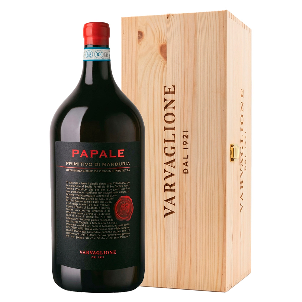 Il Papale Primitivo di Manduria DOP di Varvaglione è un rosso dal fascino mediterraneo, capace di esprimere nel calice tutta l'intensità e il calore del sole pugliese. Si presenta alla vista con un colore rosso carico, profondo, acceso da luminosi e intensi riflessi violacei. Al naso sprigiona un bouquet ricco e avvolgente: decisi sentori di frutti di bosco in confettura — mora, ciliegia, ribes nero e lampone — si intrecciano a morbide ed eleganti note di vaniglia, cioccolato e liquirizia sul finale. Al palato l'impatto è energico ma setoso: un sorso caratterizzato da grande morbidezza, rotondità e calore, ben supportato da un tannino maturo che guida verso una chiusura straordinariamente persistente. ​- Il Primitivo è il vitigno simbolo della zona tarantina, e in particolare a Manduria trova da oltre un secolo il suo habitat d'elezione, grazie a un clima caldo e asciutto che ne favorisce la perfetta maturazione. La storica cantina Varvaglione seleziona le uve in purezza per dare vita a questo rosso identitario. Dopo la vendemmia, la vinificazione avviene in serbatoi di acciaio a temperatura controllata con macerazione sulle bucce. Conclusa la fermentazione malolattica, che ne ingentilisce il profilo, il vino riposa in tonneau di rovere francese per almeno 8 mesi, un affinamento studiato per donargli quella struttura e quella complessità aromatica che lo rendono inconfondibile. - Formato Jeroboam da 3 litri con cassetta originale in legno, ideale per serate in compagnia o come confezione regalo.