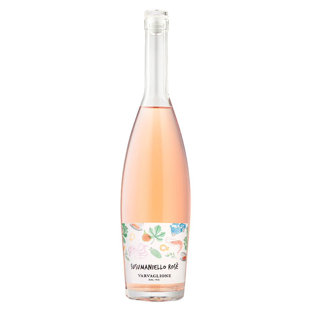 Il Susumaniello Rosé Salento IGT di Varvaglione è un rosato che fa della leggiadria e della freschezza la sua firma inconfondibile, interpretando con eleganza contemporanea uno dei vitigni più affascinanti della Puglia. Nel calice si svela con un delicato e luminoso colore rosa tenue. Il naso è un soffio di primavera mediterranea: fragranti profumi di piccoli frutti rossi, come la fragolina di bosco e la ciliegia, si intrecciano a lievi note floreali che ricordano i petali di rosa. Al palato l'ingresso è morbido e accogliente, subito bilanciato da un sorso fresco, equilibrato e ritmato da una vibrante scia sapido-minerale. La chiusura si allunga in una inaspettata e piacevolissima nota speziata, tipica del vitigno. ​- Questo rosato nasce da uve Susumaniello coltivate sulle terre argillose e calcaree del Salento, un territorio baciato dal sole ma costantemente rinfrescato dalle brezze marine dell'Adriatico e dello Ionio. In cantina, la famiglia Varvaglione lavora per preservarne l'assoluta delicatezza: i grappoli affrontano una breve criomacerazione e una pressatura molto soffice per estrarre solo la parte più nobile del colore e degli aromi. La fermentazione avviene a bassa temperatura (15-16°C) in acciaio inox, dove il vino affina per alcuni mesi sulle fecce fini, con periodici bâtonnage che gli donano volume, struttura e morbidezza.