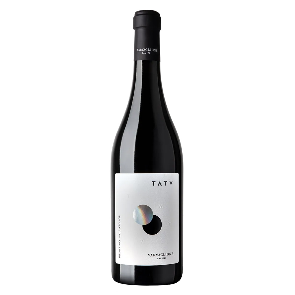 Il Tatu Primitivo Salento IGT di Varvaglione è un rosso dal carattere forte e deciso, capace di unire l'esuberanza del frutto alla struttura vibrante delle terre pugliesi. Nel calice si presenta con un colore rosso intenso, vivacizzato da luminose e giovani unghie violacee. Al naso regala un bouquet pieno e avvolgente: profumi profondi di frutti rossi maturi si fondono armoniosamente con gradevoli ed eleganti note speziate. Al palato l'impatto è vigoroso ma perfettamente equilibrato: un sorso sapido, caldo e di bella tessitura, che si allunga in una chiusura dalla piacevole persistenza aromatica. - Questo vino è prima di tutto un affettuoso omaggio familiare: "Tatu" è infatti il soprannome di Angelo, il secondogenito di Cosimo e Maria Teresa Varvaglione. A forgiare la sua personalità distintiva è un blend studiato con cura, dove la generosità morbida del Primitivo salentino viene ritmata e arricchita da un 10% di Aglianico, capace di donare nerbo e tensione al sorso. Dopo la fermentazione malolattica, essenziale per ingentilirne il profilo, il vino riposa per almeno 3 mesi in tonneau di rovere francese: un passaggio in legno breve e misurato, che arricchisce la trama speziata senza mai coprire la freschezza originaria del frutto.