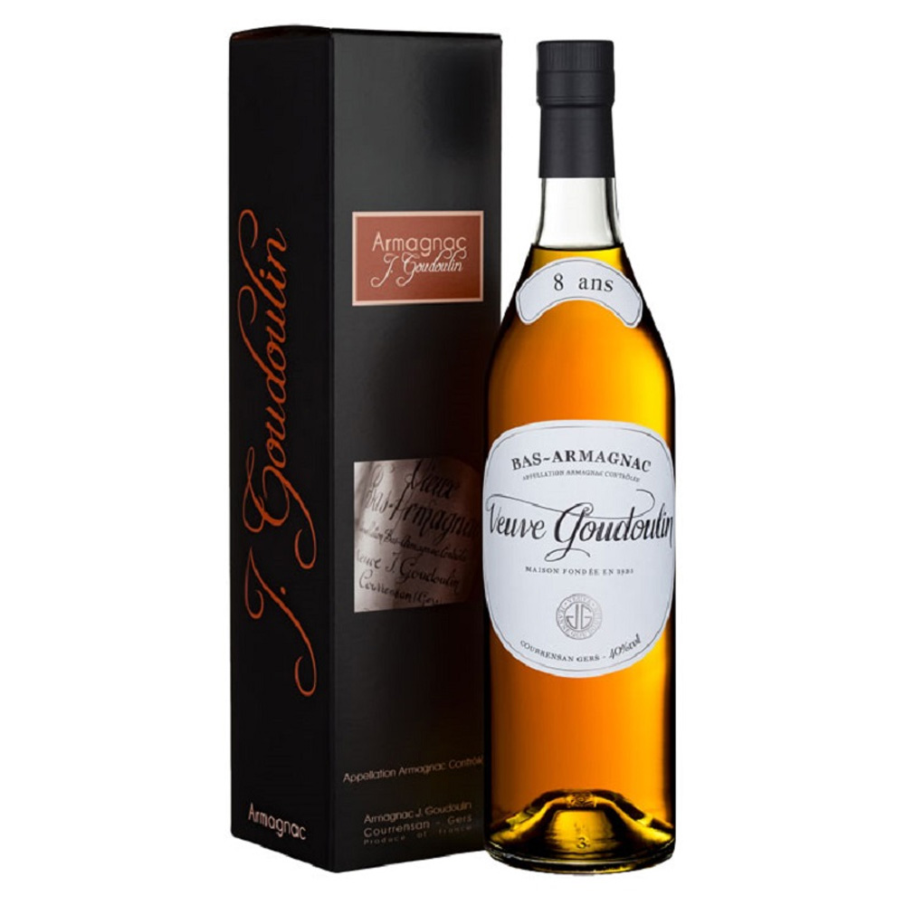 Il Bas-Armagnac 8 Ans di Veuve Goudoulin è l'espressione di una maturità pienamente raggiunta: otto anni di affinamento in fusti di rovere trasformano il carattere vivace e fruttato del distillato giovane in qualcosa di più complesso, raffinato e persistente. Questo prestigioso Armagnac è il frutto del sapere artigianale della storica Maison Veuve Goudoulin, fondata nel 1935 a Courrensan — nel cuore del Bas-Armagnac — da Jeanne Goudoulin, oggi guidata da Michel Miclo. La distillazione avviene con il metodo tradizionale dell'"alambicco armagnacais", un impianto a funzionamento continuo che garantisce grande finezza e preserva intatti gli aromi del vino bianco di partenza, ricavato dai migliori vigneti della regione guascona. - Alla vista si presenta con un elegante colore topazio con riflessi verdi, brillante e perfettamente limpido. Al naso è raffinato e ben delineato: le classiche note vanigliate derivanti dal lungo affinamento in legno si fondono a una matura e polposa nota di prugna e a sottili sentori di legno tostato. Al palato l'attacco è franco e immediato, con una bella rotondità e una morbidezza che rispecchiano appieno gli anni di botte. L'equilibrio è convincente e il finale si distende con una notevole e piacevole persistenza.