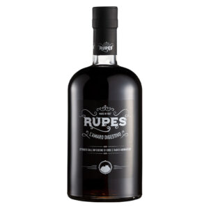 L'Amaro Rupes è un'autentica eccellenza della liquoristica calabrese, un digestivo pluripremiato (nominato World's Best Herbal e Best Italian Herbal ai World Liqueur Awards 2021) nato da una ricetta segreta tramandata fedelmente da ben quattro generazioni. Le sue radici affondano nella Locride, territorio da cui provengono le oltre trenta erbe officinali e aromatiche che compongono la sua preziosa formula, tra cui spiccano per importanza il finocchietto selvatico, le profumate foglie di alloro e l'immancabile liquirizia calabrese. La lavorazione segue il rigido e antico metodo artigianale dell'infusione a freddo: le botaniche vengono lasciate macerare in alcol all'interno di grandi tini d'acciaio per almeno 20 giorni. Questo lungo e paziente processo di estrazione naturale garantisce un prodotto di straordinaria genuinità e dal sapore inconfondibile, rendendolo un vero e proprio ambasciatore della tradizione italiana nel mondo. - Nel bicchiere si presenta con un colore marrone ambrato, intenso e profondo. Al naso offre un bouquet complesso e avvolgente: le spiccate note erbacee si fondono armoniosamente con intriganti sentori di spezie dolci e freschi richiami agrumati. In bocca il sorso si rivela deciso ma vellutato, caratterizzato da un perfetto equilibrio tra l'intensità amara delle erbe e una moderata, piacevole dolcezza di fondo. Il finale è lungo, balsamico e persistente.