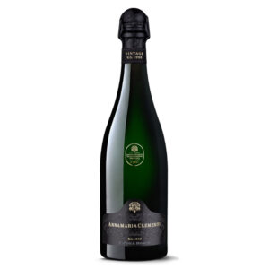 Bottiglia di Ca' del Bosco Cuvée Annamaria Clementi R.S. 1980 Franciacorta Riserva, Dosaggio Zero, adagiata su un fondo scuro per evidenziarne l'etichetta storica dorata e la sua importanza enologica.