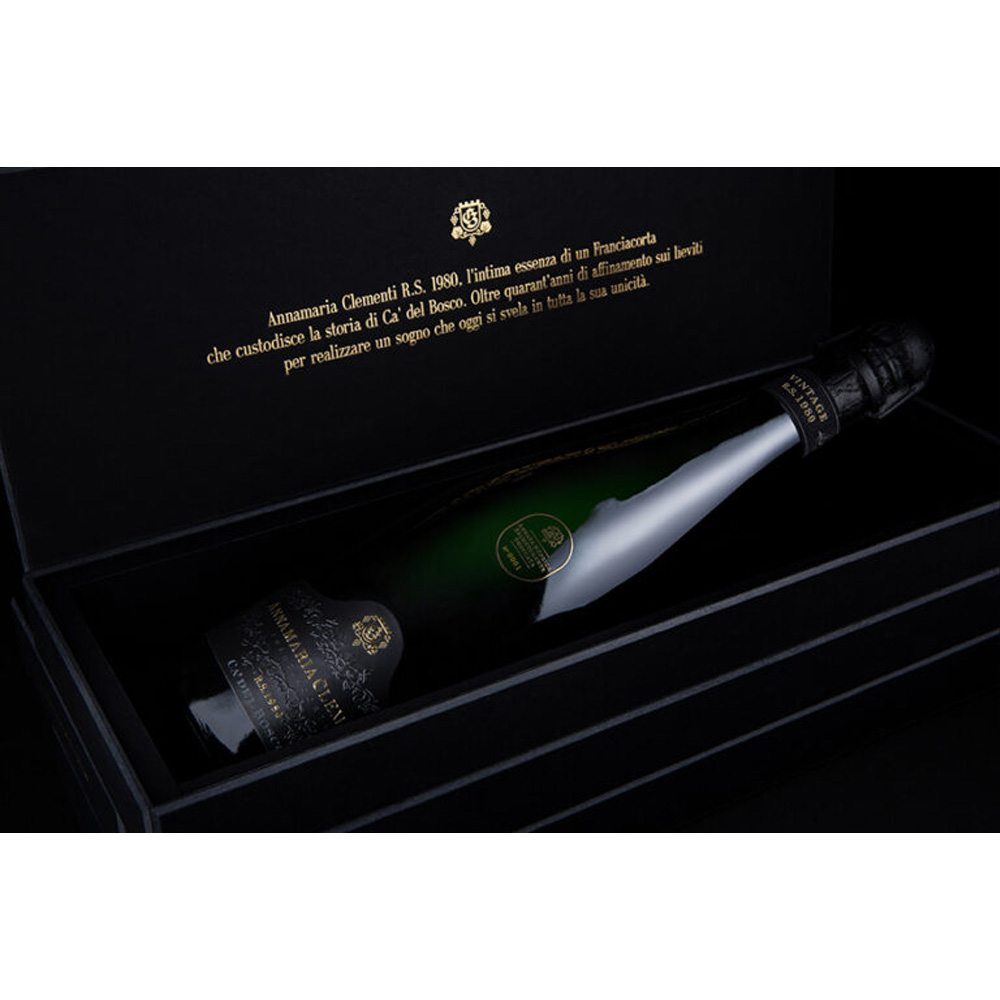 Elegante cofanetto e bottiglia di Franciacorta Ca' del Bosco Cuvée Annamaria Clementi R.S. 1980, una rarissima Riserva Dosaggio Zero dedicata ai collezionisti di grandi vini spumanti.