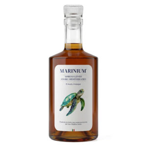 Marinium Spirito Lento Amaro Mediterraneo — bottiglia artigianale con acqua di mare e botaniche siciliane, disponibile su Enoart