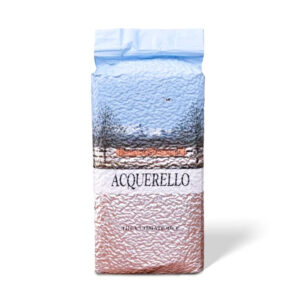 Considerato il "re dei risi" e scelto dai più grandi chef stellati internazionali, il Riso Carnaroli Acquerello è l'ingrediente perfetto per preparare risotti impeccabili. L'intera filiera è curata nei minimi dettagli all'interno della storica Tenuta Colombara, dalla coltivazione fino al confezionamento, garantendo un'eccellenza assoluta per la tua cucina. Questo prodotto rappresenta la vera tradizione gastronomica italiana, portando sulla tua tavola una qualità senza compromessi. - La straordinaria tenuta in cottura di questo riso nasce da un processo rigoroso composto da venti delicati passaggi. Il riso grezzo riposa per almeno un anno all'interno di silos a temperatura controllata inferiore a 15°C, permettendo all'amido di stabilizzarsi in modo naturale. Grazie a questo invecchiamento e a una dolce sbiancatura dei chicchi tramite sfregamento ad elica, il riso disperde meno amido in pentola e aumenta notevolmente la sua capacità di assorbire i condimenti. - Un'altra caratteristica che rende unico l'Acquerello è la capacità di unire il sapore raffinato del riso bianco alle proprietà nutrizionali del riso integrale. Durante la lavorazione, la gemma vitale del chicco viene inizialmente separata per poi essere reintegrata attraverso un esclusivo procedimento brevettato. Questo attento passaggio restituisce al prodotto il suo prezioso patrimonio naturale di vitamine e microelementi. - Formato da 2,5 Kg sottovuoto.