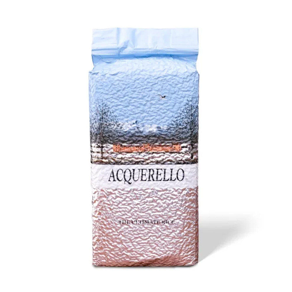 Considerato il "re dei risi" e scelto dai più grandi chef stellati internazionali, il Riso Carnaroli Acquerello è l'ingrediente perfetto per preparare risotti impeccabili. L'intera filiera è curata nei minimi dettagli all'interno della storica Tenuta Colombara, dalla coltivazione fino al confezionamento, garantendo un'eccellenza assoluta per la tua cucina. Questo prodotto rappresenta la vera tradizione gastronomica italiana, portando sulla tua tavola una qualità senza compromessi. - La straordinaria tenuta in cottura di questo riso nasce da un processo rigoroso composto da venti delicati passaggi. Il riso grezzo riposa per almeno un anno all'interno di silos a temperatura controllata inferiore a 15°C, permettendo all'amido di stabilizzarsi in modo naturale. Grazie a questo invecchiamento e a una dolce sbiancatura dei chicchi tramite sfregamento ad elica, il riso disperde meno amido in pentola e aumenta notevolmente la sua capacità di assorbire i condimenti. - Un'altra caratteristica che rende unico l'Acquerello è la capacità di unire il sapore raffinato del riso bianco alle proprietà nutrizionali del riso integrale. Durante la lavorazione, la gemma vitale del chicco viene inizialmente separata per poi essere reintegrata attraverso un esclusivo procedimento brevettato. Questo attento passaggio restituisce al prodotto il suo prezioso patrimonio naturale di vitamine e microelementi. - Formato da 2,5 Kg sottovuoto.