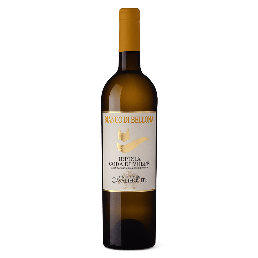 Il "Bianco di Bellona" Coda di Volpe Irpinia DOC di Tenuta Cavalier Pepe è un bianco dal fascino avvolgente, capace di unire morbidezza e freschezza in un calice di rara versatilità. Alla vista si presenta con un luminoso e cristallino colore giallo paglierino. Il naso è un intreccio intenso e profondo di sentori mediterranei: delicati aromi floreali di zagara e biancospino si fondono a note polpose di pesca gialla, arricchite da un fresco e netto richiamo di erbe aromatiche. Al palato si rivela morbido, inebriante e di grandissima persistenza, un sorso armonico che invita continuamente alla beva grazie a una calibrata e piacevole spalla sapida. - Questo vino prende il nome da Bellona, l'antica dea romana della guerra, nota per celebrare i trionfi con libagioni inebrianti e per il suo riposo dolce e voluttuoso. Un dualismo di forza e morbidezza che si riflette perfettamente nel vitigno Coda di Volpe, uno dei più antichi e misteriosi della Campania. Conosciuto fin dall'epoca romana, fu citato nel I secolo d.C. da Plinio il Vecchio nella sua Naturalis Historia come "caudas vulpium": un nome dovuto alla forma lunga, affusolata e ricurva del grappolo, che ricorda proprio la folta coda di una volpe. Coltivato tra i 300 e i 490 metri di altitudine sulle colline irpine di Luogosano e Sant'Angelo all'Esca, affonda le radici in suoli argilloso-sabbiosi ricchi di preziosi elementi vulcanici che conferiscono alle uve una straordinaria energia minerale.