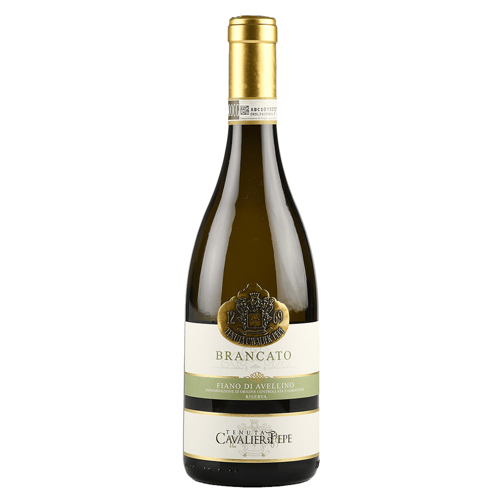 Il "Brancato" Fiano di Avellino DOCG Riserva di Tenuta Cavalier Pepe è un bianco aristocratico e longevo, un'espressione pura ed elevata del territorio irpino. Nel calice brilla di un luminoso giallo paglierino, impreziosito da caldi e nobili riflessi dorati. Il naso è un mosaico complesso e affascinante: morbidi aromi di frutta gialla matura e delicati fiori di biancospino si intrecciano a sfumature di frutta candita e a una netta, vibrante vena minerale, avvolte da un leggerissimo ed elegante tocco tostato. Al palato l'ingresso è pieno, materico e di gran classe; un sorso di straordinario equilibrio, dove la ricchezza strutturale è perfettamente bilanciata da una viva acidità. La chiusura è lunghissima, persistente e finemente speziata. Un bianco che con gli anni saprà evolvere magistralmente, regalando preziose note di miele, camomilla e frutta secca. - Questa prestigiosa Riserva nasce sulle colline di Lapio, uno dei cru storicamente più vocati e rinomati per la coltivazione del Fiano. Qui, i vigneti esposti a sud affondano le radici in suoli limosi e sabbiosi, ricchi di calcare e preziosi elementi vulcanici, che infondono alle uve Fiano un'energia e una sapidità uniche. La vendemmia avviene a completa maturazione, per catturare la massima espressione aromatica del frutto. In cantina, la pressatura dei grappoli interi è seguita da una vinificazione sartoriale: la fermentazione e il successivo affinamento si svolgono in parte in barrique di rovere francese e in parte in acciaio, sempre a stretto contatto con le fecce fini. Una scelta stilistica che non copre l'identità del vitigno, ma ne esalta la struttura, la longevità e l'intrinseca eleganza prima del lungo riposo in bottiglia.