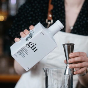 Glaswegin London Dry Gin servito in Gin Tonic con tonica premium, mela verde e menta — su Enoart