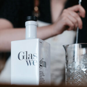 Glaswegin London Dry Gin servito in Gin Tonic con tonica premium, mela verde e menta — su Enoart