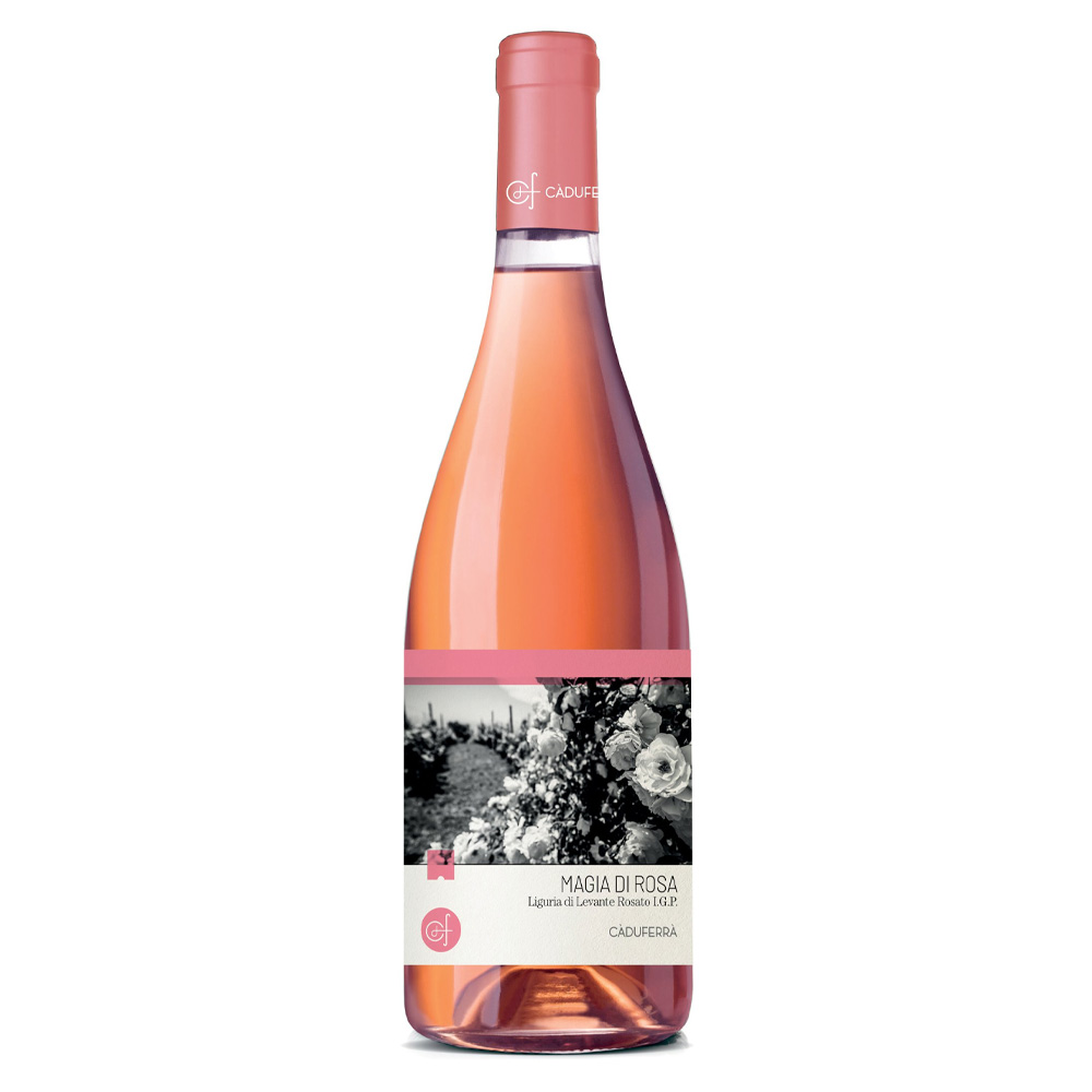 Bottiglia di "Magia di Rosa" Liguria di Levante Rosato IGP della cantina Cà du Ferrà, dal colore rosa chiaretto, su sfondo che richiama il mare della Liguria.