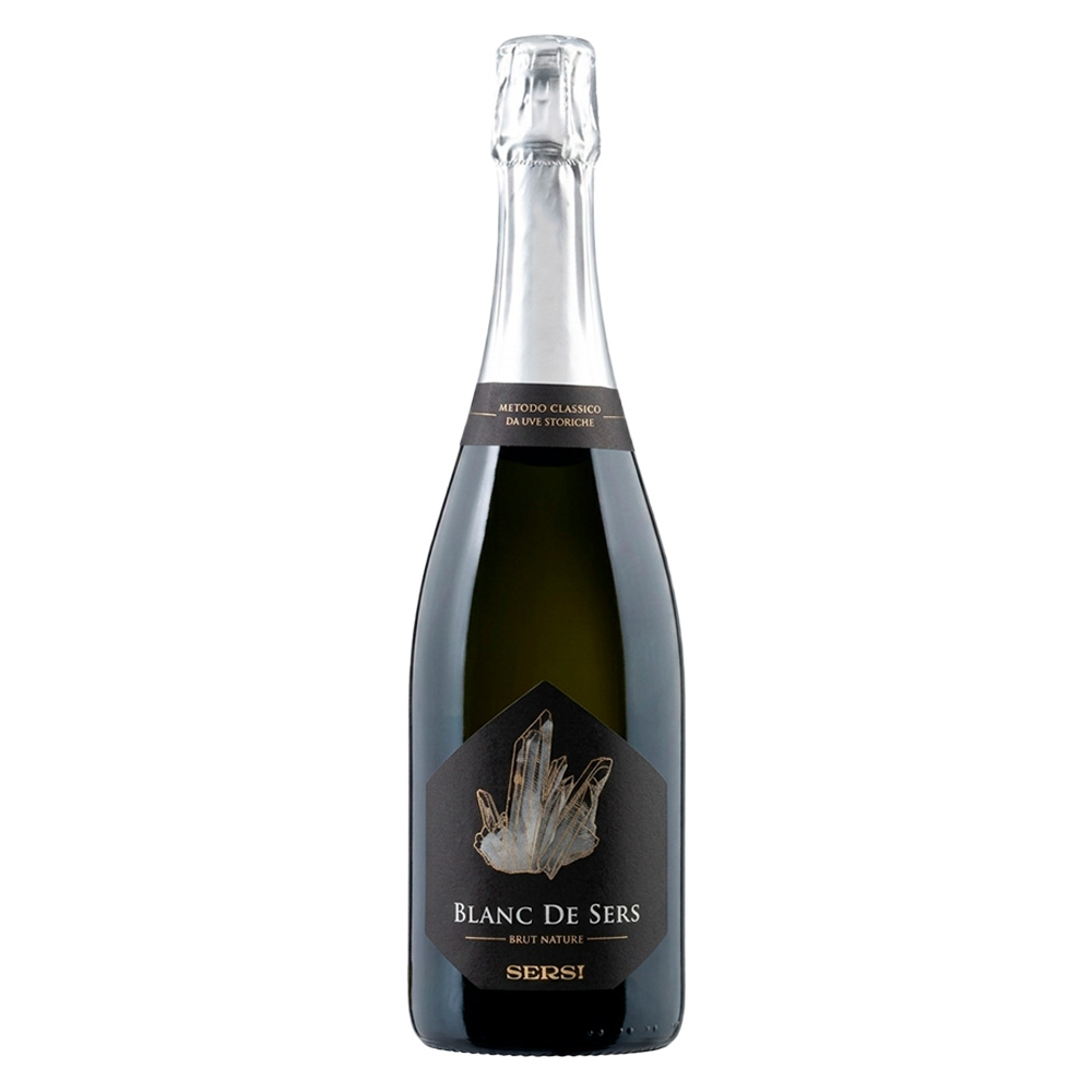 Bottiglia di Blanc de Sers Spumante Metodo Classico Brut Nature di Casata Monfort, bollicina trentina da rari vitigni autoctoni su sfondo bianco.