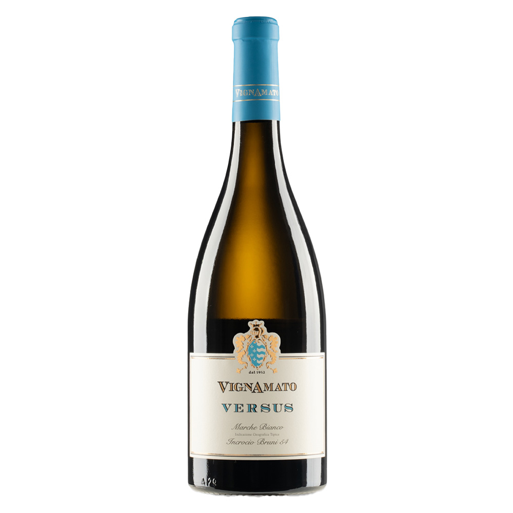 Bottiglia di vino bianco Vignamato Versus Incrocio Bruni 54 Marche IGT, raro vitigno autoctono nato dall'incrocio tra Verdicchio e Sauvignon in regime biologico.